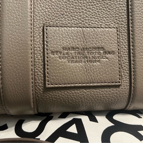 Marc Jacob’s like new THE LEATHER MINI TOTE BAG in cement color w/dust bag - Picture 7 of 9